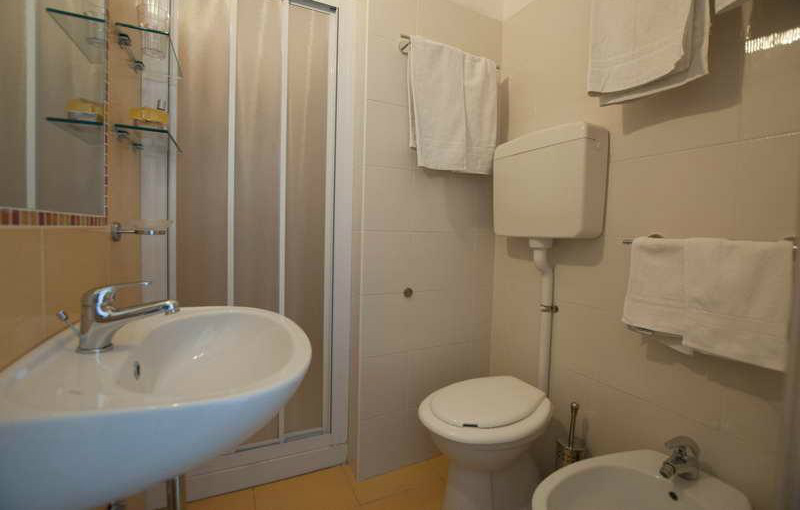 hotel riccione 2 stelle bagno privato