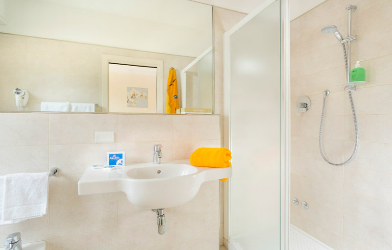 hotel riccione camera bagno con box doccia