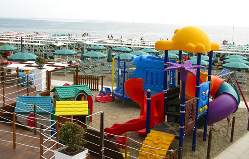 hotel riccione spiaggia con area giochi